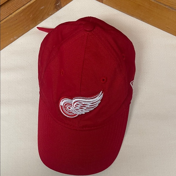 New Era Red 9FORTY Detroit Red Wings Cap - Picture 8 of 9